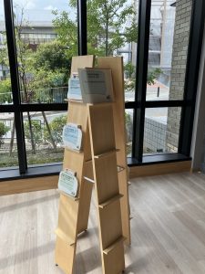 自然科学系図書館の展示コーナーの写真